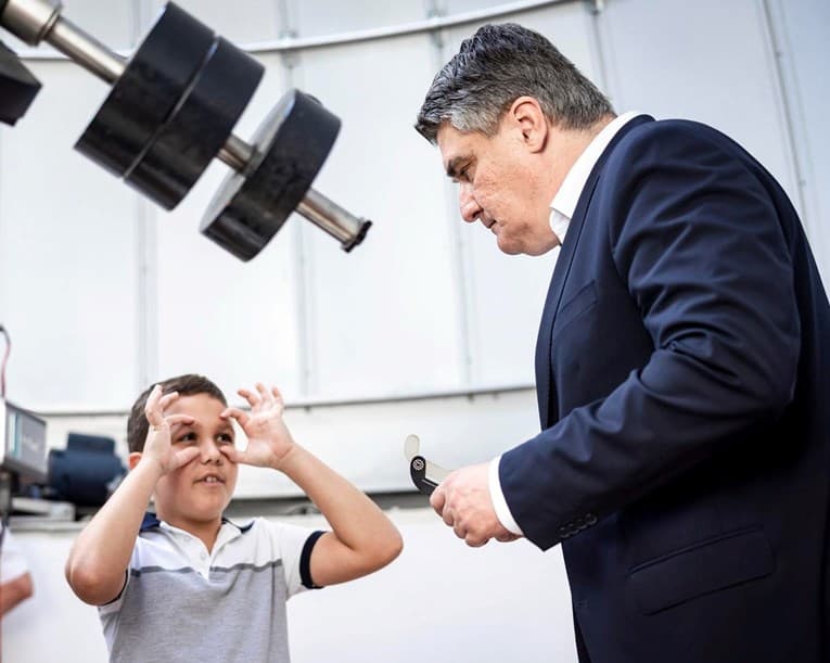 Kristian Grabner is giving instructions to the President of the Republic of Croatia on how to use glasses to observe a solar eclipse